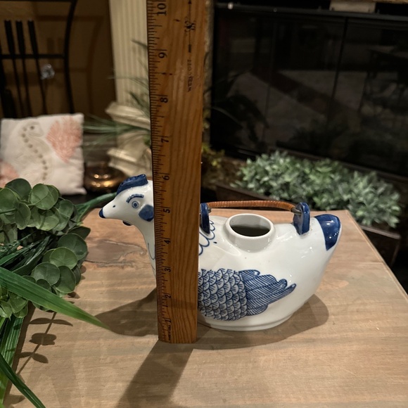 Chinese Blue & White Hand-Painted Porcelain Chicken Teapot. - Picture 8 of 9